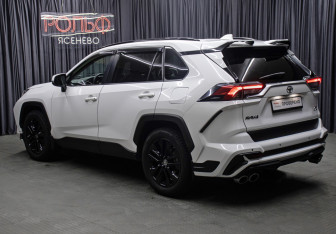 Подержанный автомобиль Toyota RAV4 2021 года (7 фото)