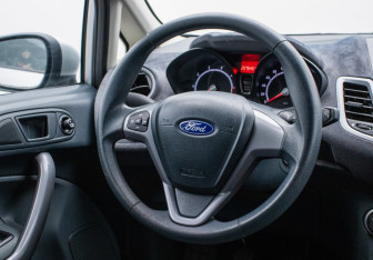Подержанный автомобиль Ford Fiesta Hatchback 2010 года (15 фото)