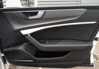 Подержанный автомобиль Audi A7 2022 года (25 фото)