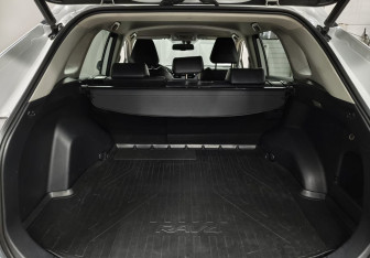 Подержанный автомобиль Toyota RAV4 2021 года (9 фото)