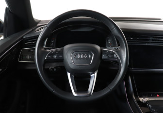 Подержанный автомобиль Audi Q8 2018 года (18 фото)