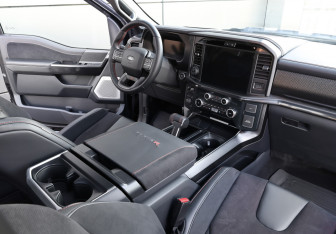 Подержанный автомобиль Ford F-150 2025 года (10 фото)