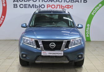 Подержанный автомобиль Nissan Terrano 2015 года (2 фото)