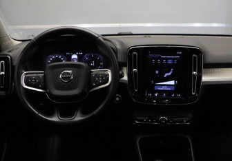 Подержанный автомобиль Volvo XC40 2020 года (10 фото)