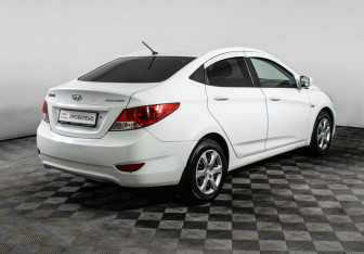 Подержанный автомобиль Hyundai Solaris Sedan 2013 года (5 фото)