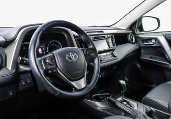 Подержанный автомобиль Toyota RAV4 2015 года (7 фото)
