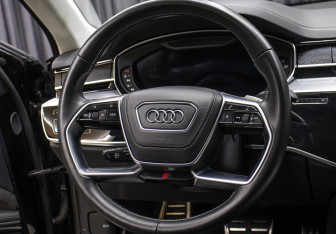 Подержанный автомобиль Audi S8 2021 года (17 фото)
