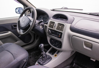 Подержанный автомобиль Renault Symbol 2006 года (10 фото)
