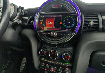 Подержанный автомобиль MINI Cabrio 2019 года (28 фото)