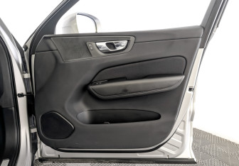 Подержанный автомобиль Volvo XC60 2019 года (25 фото)