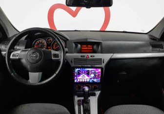 Подержанный автомобиль Opel Astra Hatchback 2010 года (8 фото)