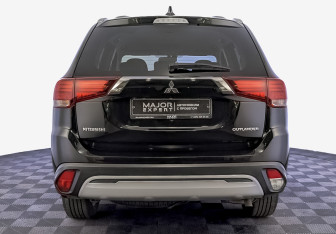 Подержанный автомобиль Mitsubishi Outlander 2019 года (6 фото)