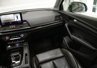 Подержанный автомобиль Audi Q5 2021 года (25 фото)