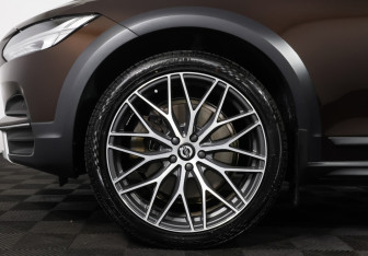 Подержанный автомобиль Volvo V90 Cross Country 2019 года (25 фото)