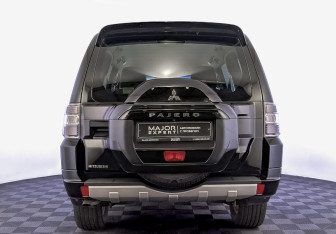 Подержанный автомобиль Mitsubishi Pajero 2015 года (6 фото)
