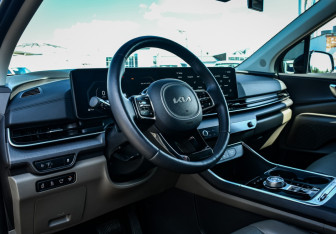 Подержанный автомобиль Kia Carnival 2024 года (31 фото)