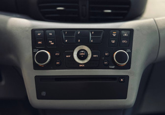 Подержанный автомобиль Nissan Almera Tino Compactvan 2003 года (13 фото)