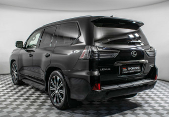 Подержанный автомобиль Lexus LX 2018 года (7 фото)