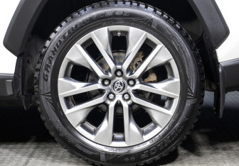 Подержанный автомобиль Toyota RAV4 2020 года (23 фото)