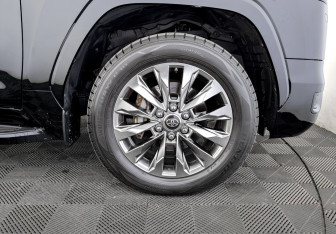 Подержанный автомобиль Toyota Land Cruiser Suv 2021 года (18 фото)