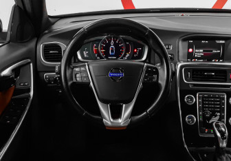 Подержанный автомобиль Volvo S60 2014 года (11 фото)