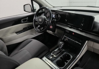 Подержанный автомобиль Kia Carnival 2021 года (12 фото)