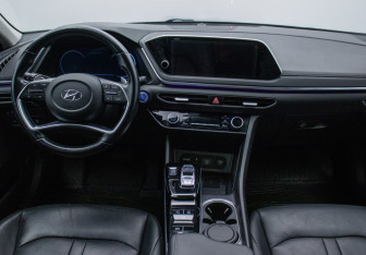 Подержанный автомобиль Hyundai Sonata 2020 года (13 фото)