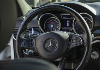 Подержанный автомобиль Mercedes-Benz GLE 2016 года (17 фото)