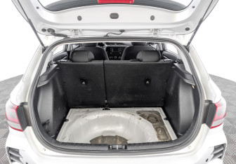 Подержанный автомобиль Kia Rio Hatchback 2021 года (10 фото)