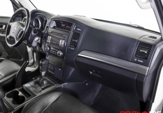 Подержанный автомобиль Mitsubishi Pajero 2011 года (9 фото)