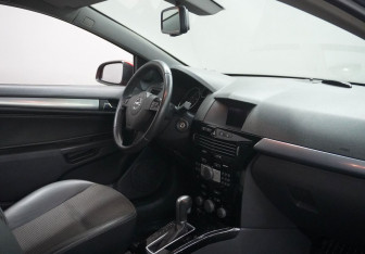 Подержанный автомобиль Opel Astra Hatchback 2008 года (12 фото)