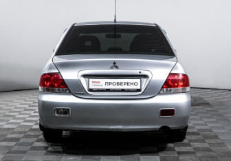Подержанный автомобиль Mitsubishi Lancer Sedan 2005 года (6 фото)