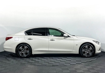 Подержанный автомобиль Infiniti Q50 2016 года (4 фото)