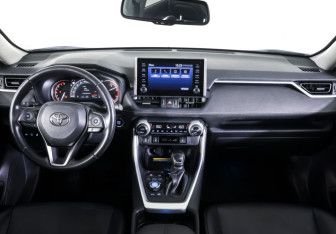 Подержанный автомобиль Toyota RAV4 2022 года (13 фото)