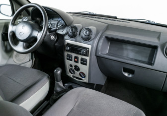 Подержанный автомобиль Renault Logan Sedan 2007 года (10 фото)