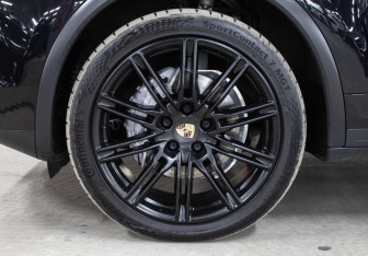 Подержанный автомобиль Porsche Cayenne 2015 года (29 фото)