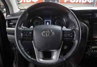 Подержанный автомобиль Toyota Fortuner 2017 года (17 фото)