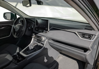 Подержанный автомобиль Toyota RAV4 2021 года (13 фото)