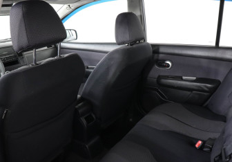 Подержанный автомобиль Nissan Tiida Hatchback 2008 года (12 фото)