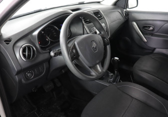 Подержанный автомобиль Renault Sandero 2017 года (9 фото)