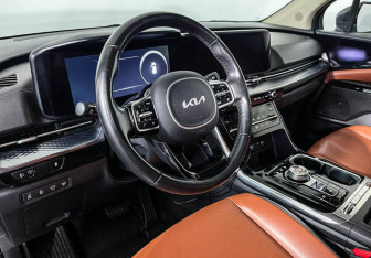 Подержанный автомобиль Kia Carnival 2022 года (13 фото)