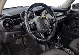 Подержанный автомобиль MINI Hatch 2020 года (15 фото)