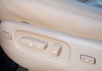 Подержанный автомобиль Lexus LX 2011 года (11 фото)