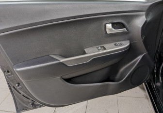 Подержанный автомобиль Kia Rio Sedan 2016 года (11 фото)