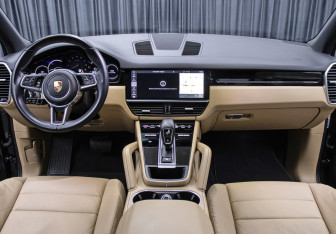 Подержанный автомобиль Porsche Cayenne 2019 года (14 фото)