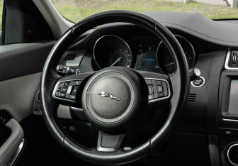 Подержанный автомобиль Jaguar E-Pace 2019 года (14 фото)