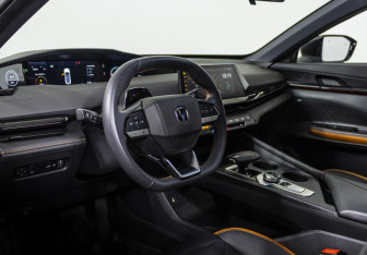 Подержанный автомобиль Changan UNI-V 2024 года (10 фото)