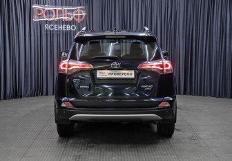 Подержанный автомобиль Toyota RAV4 2018 года (6 фото)