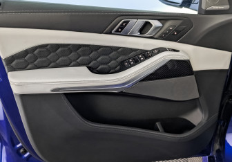 Подержанный автомобиль BMW X5 M 2023 года (19 фото)