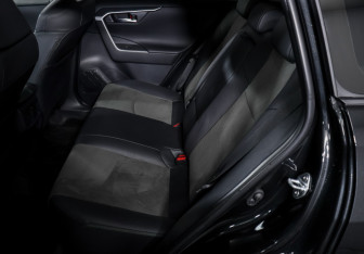 Подержанный автомобиль Toyota RAV4 2024 года (10 фото)